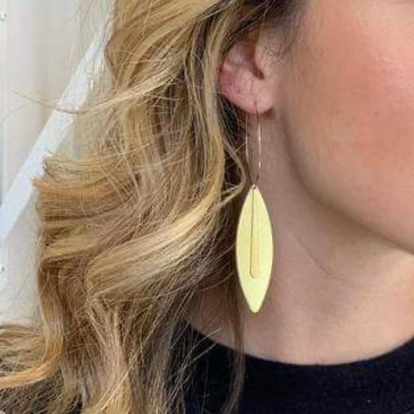 Lightweight brass teardrop hoop earrings - Picture 5 of 6